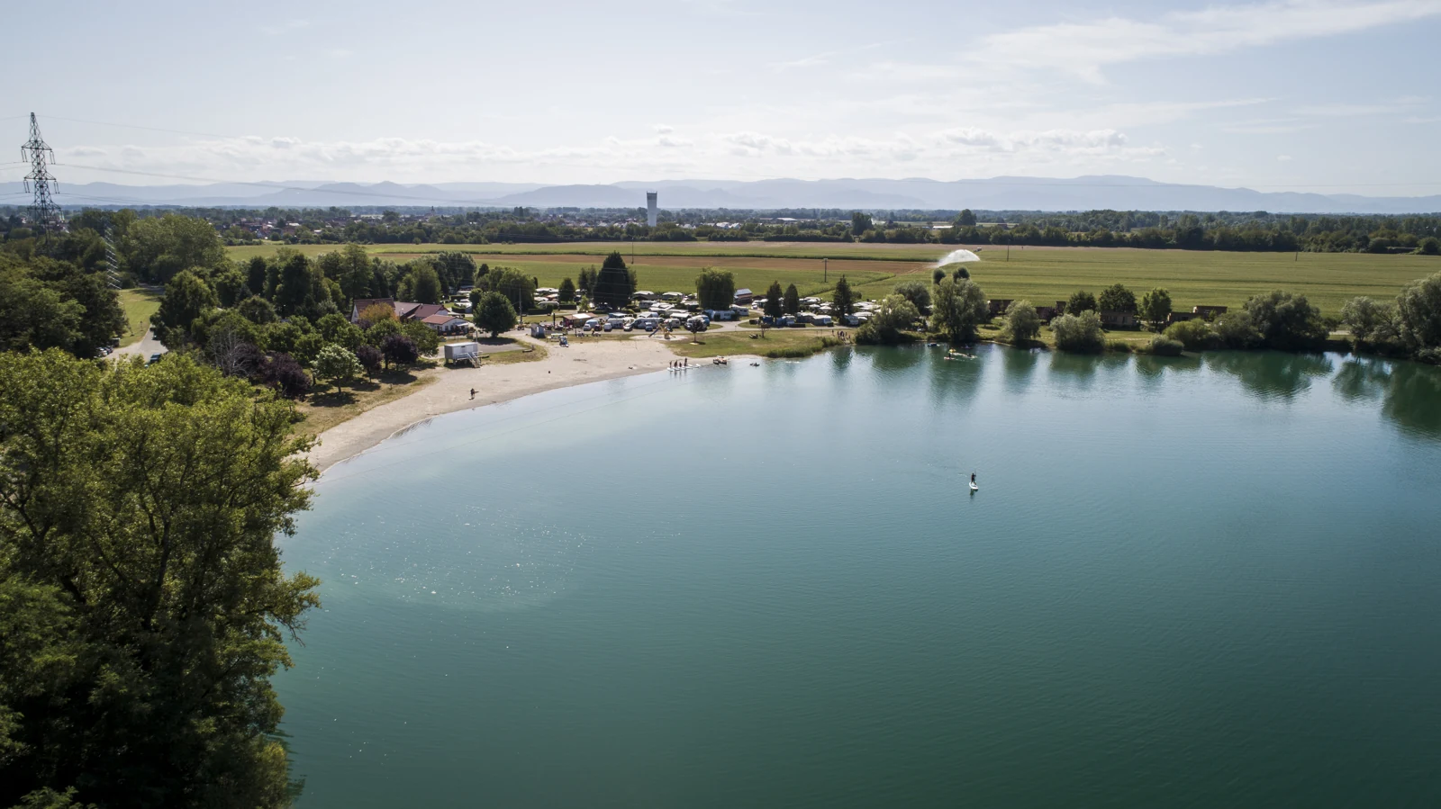 Panoramablick auf den Staedly-See, seinen Strand und die Natur in Rœschwoog
