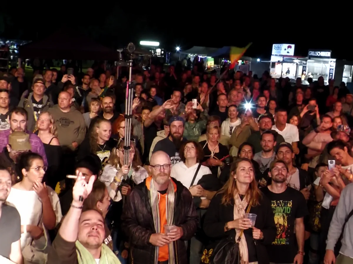 Das Publikum vor der Bühne des Sunshine Reggae Festivals